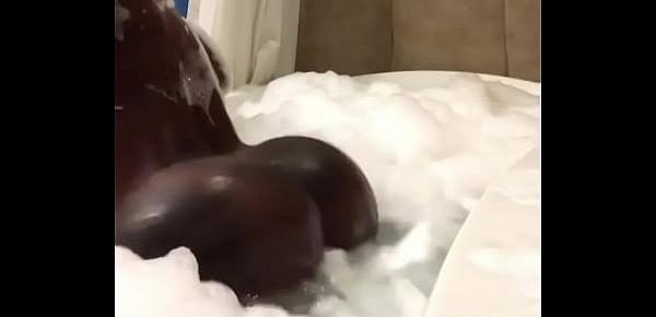  Sexy black girl twerking in the tub